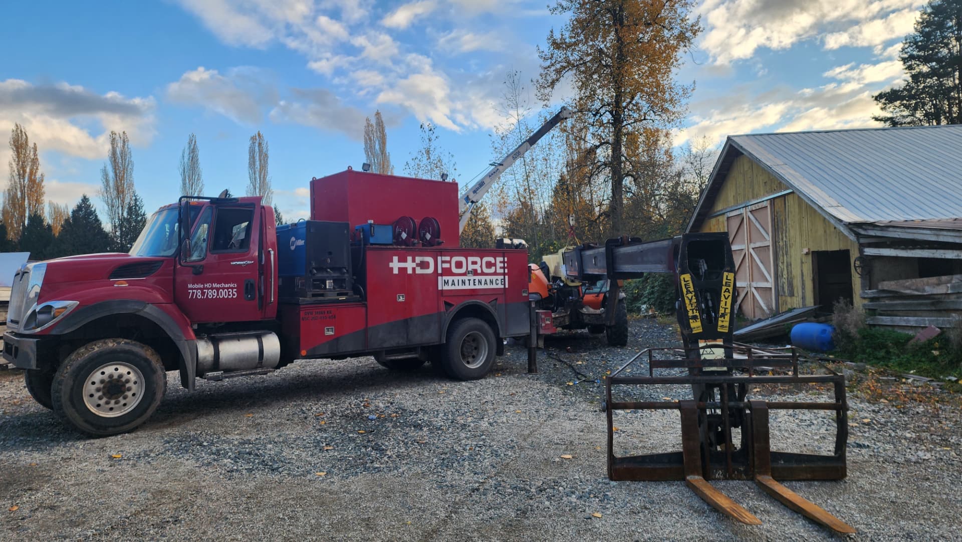 Telehandler hydraulic hose service in the field