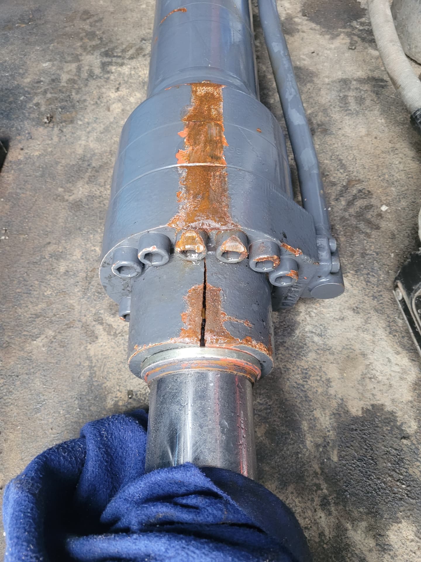 Cracked hydraulic cylinder identified for repair